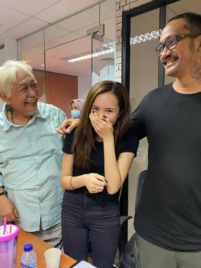 7 Potret Kompak Beby Tsabina dengan Deddy Mizwar dan Tora Sudiro, Bak Keluarga Sungguhan