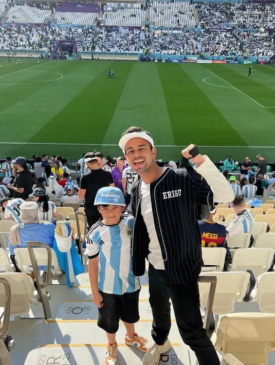 Sebelumnya Raffi membagikan potret tampilan kompaknya mengenakan busana sporty casual bersama putra sulungnya saat nonton pertandingan Argentina vs Saudi Arabia. @raffinagita1717.