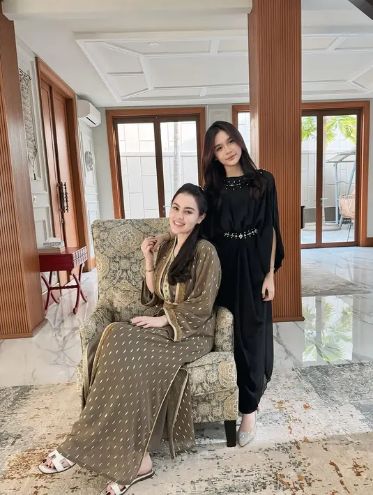 Dalam pemotretan tersebut, Jennifer memilih kaftan cokelat olive dengan aksen emas yang memberi kesan mewah. Chantal tampil dengan dress hitam longgar berhiaskan payet di bagian dada yang memberi sentuhan glamor. Paduan outfit bernuansa netral itu semakin memperkuat aura elegan keduanya. (Liputan6.com/IG/@jeje_haris89)
