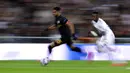Gelandang Manchester City, Riyad Mahrez, menggiring bola saat melawan Real Madrid pada laga liga Champions di Stadion Santiago Bernabeu, Rabu(26/2/2020). Manchester City menang dengan skor 2-1. (AP/Manu Fernandez)