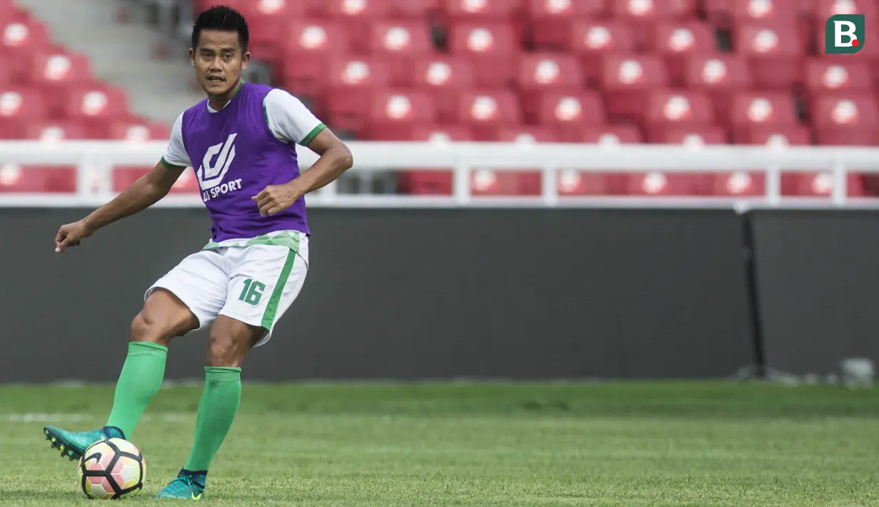 Pemain PSMS Medan, Muhammad Roby, mengontrol bola saat latihan di SUGBK, Jakarta, Jumat (16/2/2018). Latihan ini merupakan persiapan jelang perebutan tempat ketiga Piala Presiden 2018. (Bola.com/Vitalis Yogi Trisna)