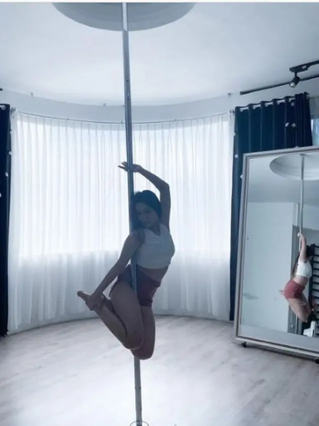 Potret Aksi Sandrina Saat Bermain Pole Dance