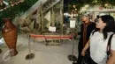 Pengunjung melintas di dekat miniatur kapal Dewaruci buatan warga binaan pada ajang Napi Craft 2015 di Jakarta, Senin (12/21/2015). Napi Craft 2015 merupakan pameran kreativitas warga binaan lembaga pemasyarakatan. (Liputan6.com/Helmi Fithriansyah)