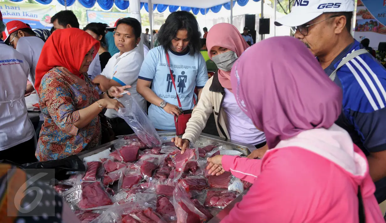 Warga smemilih ikan segar di pasar ikan murah, Pelataran Parkir Sarinah, Thamrin, Jakarta Pusat, (26/6). Pasar murah ini digelar dalam rangka kegiatan ramadhan, sekaligus mengkapanyekan agar masyarakat gemar memakan ikan. (Liputan6.com/Gempur M Surya)