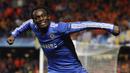 Gelandang Chelsea, Michael Essien, merayakan gol yang dicetaknya ke gawang Apoel Nicosia. Pria asal Ghana tersebut kini akan memulai lembaran baru dengan bergabung bersama klub raksasa Indonesia, Persib Bandung. (AFP/Glyn Kirk)