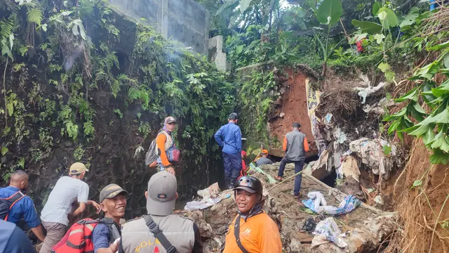 Pencarian pemotor terseret arus banjir di Jalan Dadali Kota Bogor