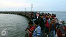 Ribuan masyarakat memadati kawasan pantai Ancol, Jakarta, Sabtu (31/12). Kawasan Ancol menjadi tempat favorit masyarakat untuk menikmati pergantian malam tahun baru 2016 menuju 2017 di Jakarta. (Liputan6.com/Angga Yuniar)