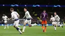 Penyerang Tottenham Hotspur, Son Heung Min berselebrasi setelah mencetak gol ke gawang Manchester City dalam leg pertama perempat final Liga Champions 2018-2019, di kandang sendiri, Rabu (10/4). Tottenham menang atas Man City dengan skor 1-0 berkat Son Heung-min. (Adam Davy/PA via AP)