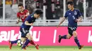 Pesepak bola Jepang U-19 berusaha menghalau Pesepak bola Timnas Indonesia U-19 pada laga uji coba babak pertama di Stadion Utama Gelora Bung Karno (SUGBK), Jakarta, Minggu (25/3). Babak pertama Timnas Indonesia kalah 0-1 (Liputan6.com/Angga Yuniar)
