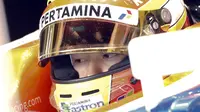 Rio Haryanto saat berada pada kokpit mobil MRT05, Rio memulai Tes Kedua hari pertama dengan dua lap di Sirkuit Catalunya, Barcelona, Selasa (1/3/2016). (REUTERS/Sergio Perez)
