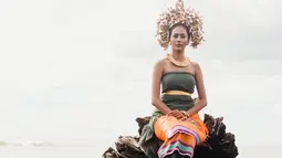 Dirinya juga memesona kala memakai baju tradisional Bali berwarna hijau dengan mahkota yang menghiasi kepalanya. (Liputan6.com/IG/@aurrakharishma)