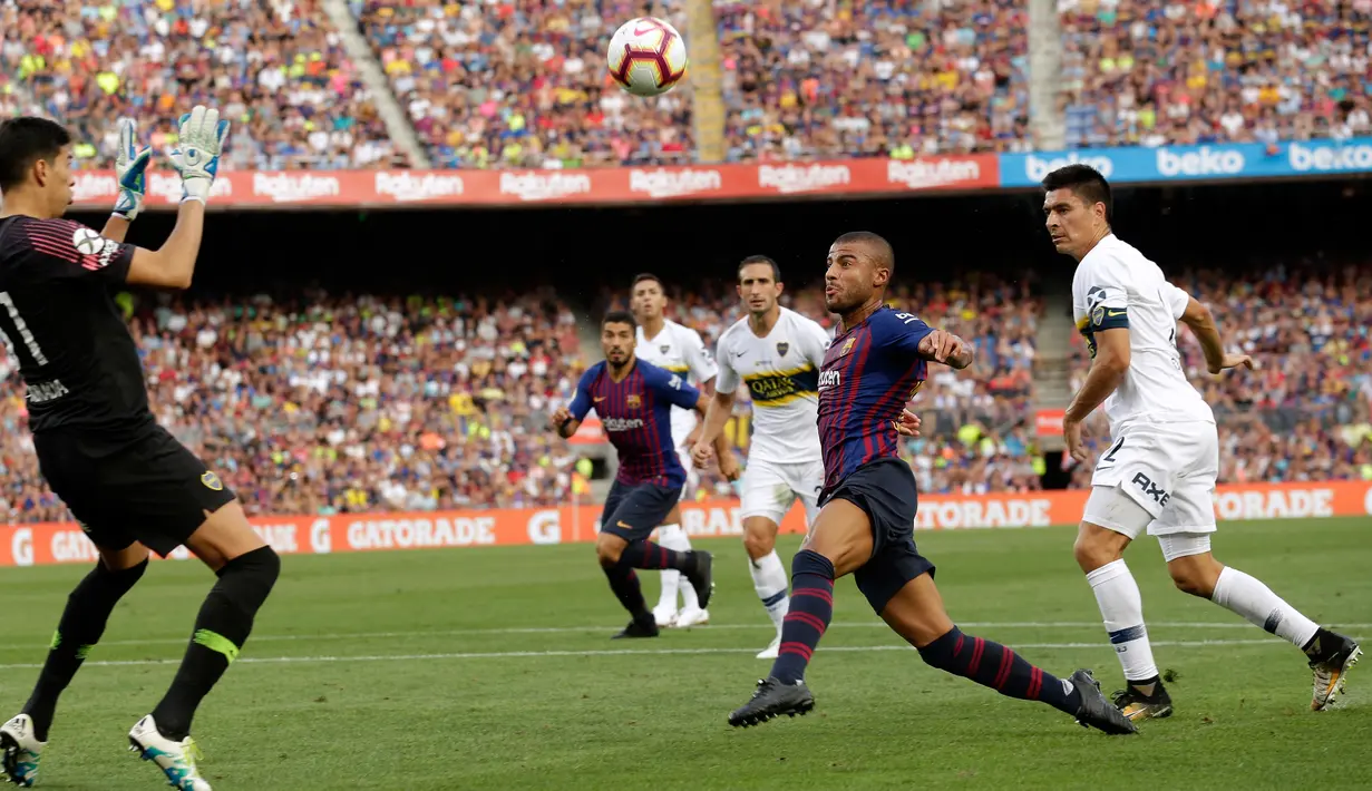 Gelandang Barcelona, Rafinha berusaha memasukan bola ke gawang Boca Juniors pada pertandingan Piala Joan Gamper di stadion Camp Nou, Spanyol (15/8). Barcelona menang telak 3-0 atas Boca Juniors. (AP Photo/Manu Fernandez)