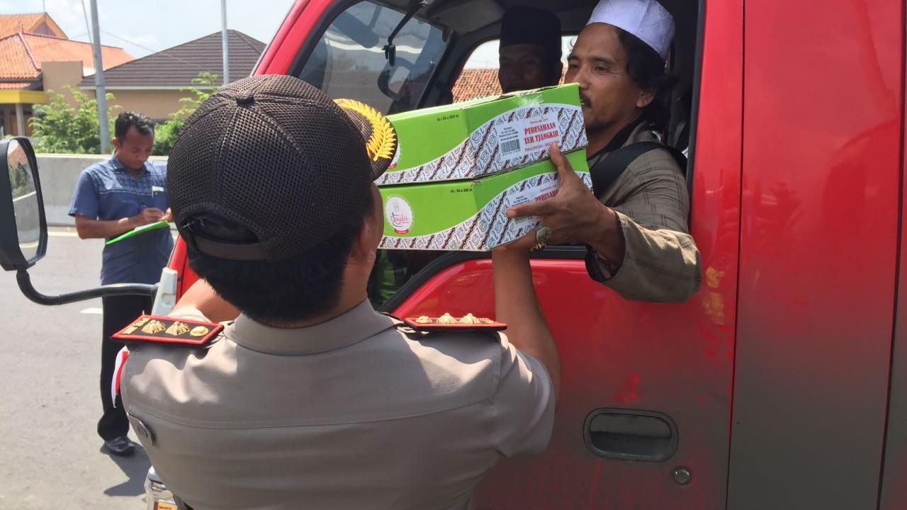 Polisi Bagikan Makanan dan Minuman di Brexit