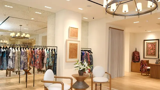 Koleksi Iwan Tirta tersedia lengkap di gerai Pondok Indah Mall 2