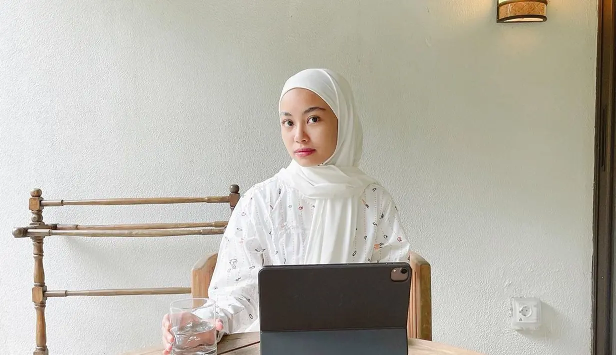 Rintik Sedu populer setelah buku berjudul Kata dan Geez & Ann menjadi best seller. Kedua buku tersebut bahkan diangkat ke layar lebar. Sebagai penulis best seller, kehidupan Tsana selalu menarik untuk dipantau. Termasuk melihat gaya Tsana saat hangout. Biasanya Tsana hangout pakai outfit serba putih. (Liputan6.com/IG/@ntsana)