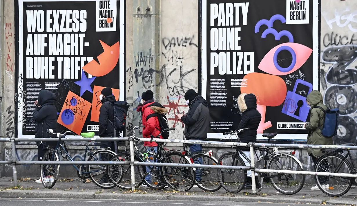 Antrean orang-orang untuk melakukan tes usap (swab test) COVID-19 di luar kelab malam KitKatClub yang legendaris di Berlin, Jerman, Jumat (4/12/2020). Ditutup selama delapan bulan terakhir karena pembatasan virus corona, kelab malam itu diubah menjadi pusat pengujian Covid-19. (Tobias SCHWARZ/AFP)