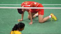 Pebulutangkis tunggal putri China, Wang Yihan, tertunduk lesu saat kalah dari pemain India, Pusarla Venkata Sindhu, pada perempat final Olimpiade Rio de Janeiro 2016, Selasa (16/8/2016). (AFP/Jim Watson)