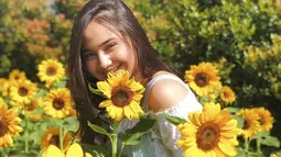 Senyum manis perempuan yang dekat dengan Rizky Nazar juga begitu terpancarkan. Senyum manisnya ini dipuji netizen cantik menawan. Berfoto di taman bunga matahari membuatnya terlihat tampak begitu cerah. (Liputan6.com/IG/@syifahadjureal)