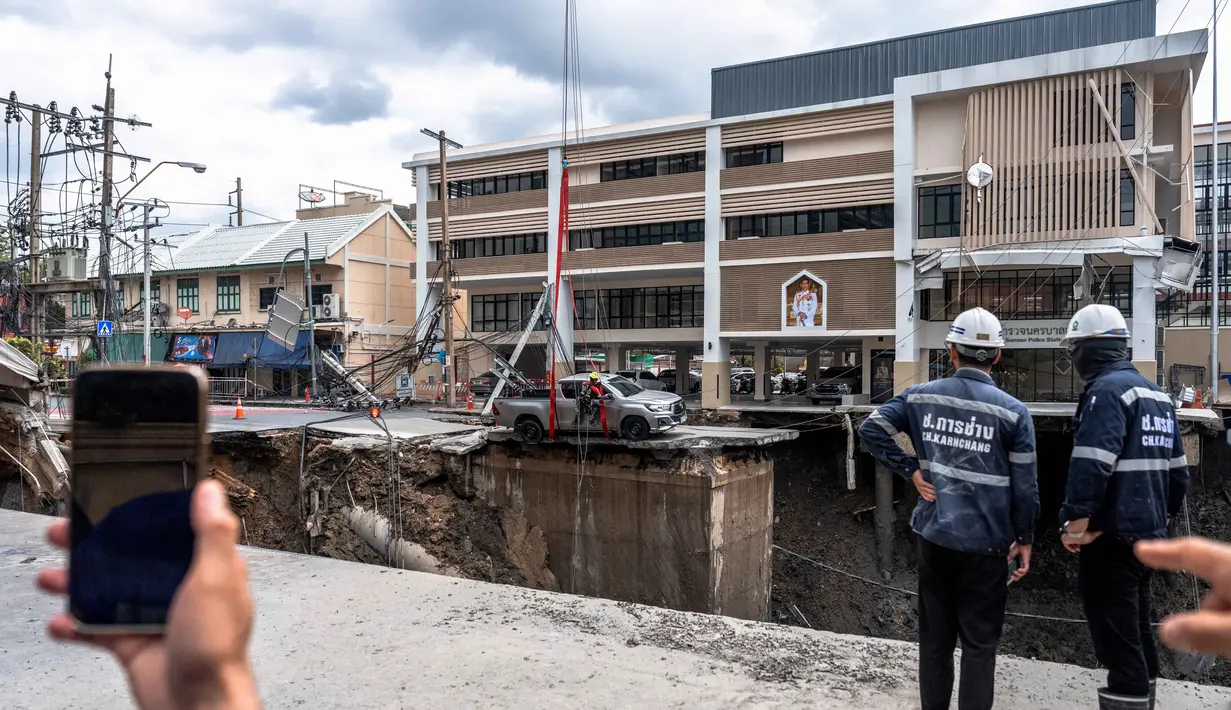 Kejadian aneh ini menarik perhatian warga sekitar, namun petugas siaga dan langsung membentangkan tali pembatas untuk menghindari kecelakaan. (Chanakarn Laosarakham/AFP)