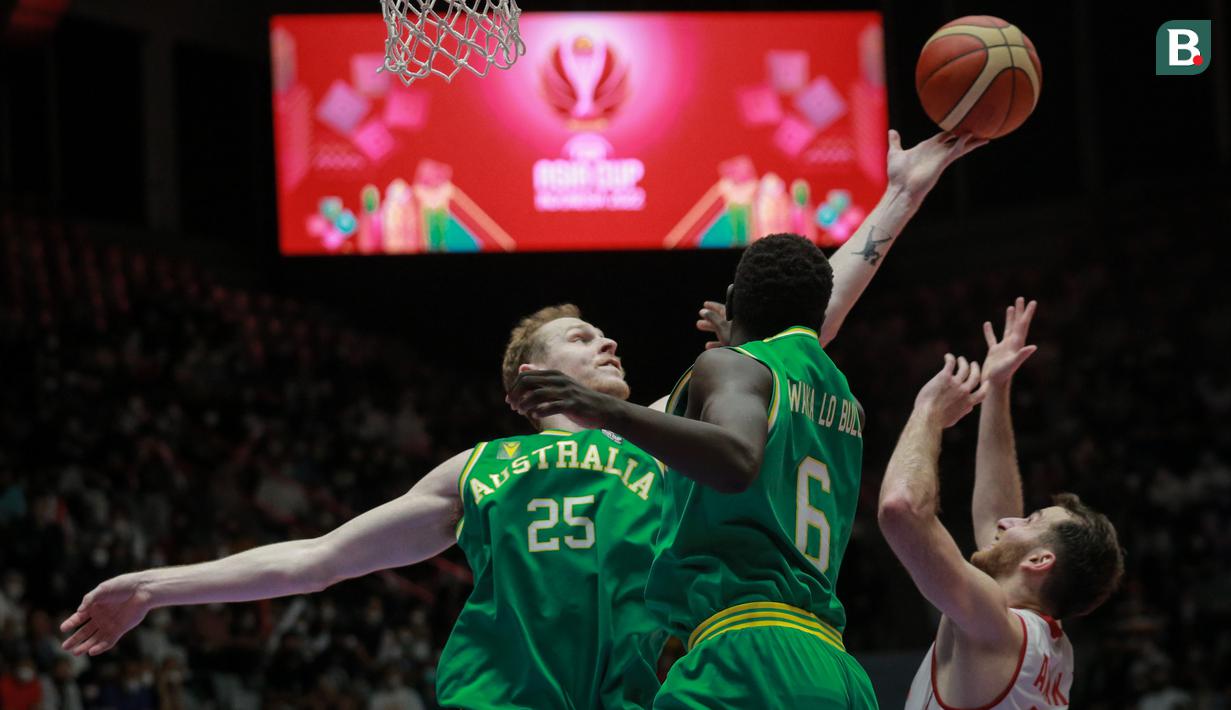 Pemain Timnas Basket Australia, Rhys Anthony Vague berusaha mengamankan bola saat laga final FIBA Asia Cup 2022 antara Timnas Basket Lebanon melawan Timnas Basket Australia di Istora Senayan, Jakarta, Minggu (24/7/2022). Australia menang atas Lebanon 75-73. (Bola.com/Bagaskara Lazuardi)