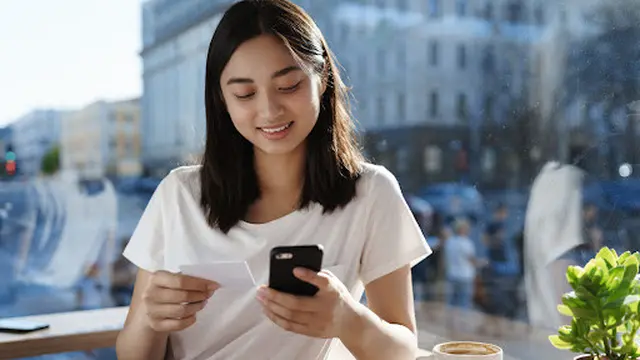 Ilustrasi wanita transaksi digital menggunakan smartphone