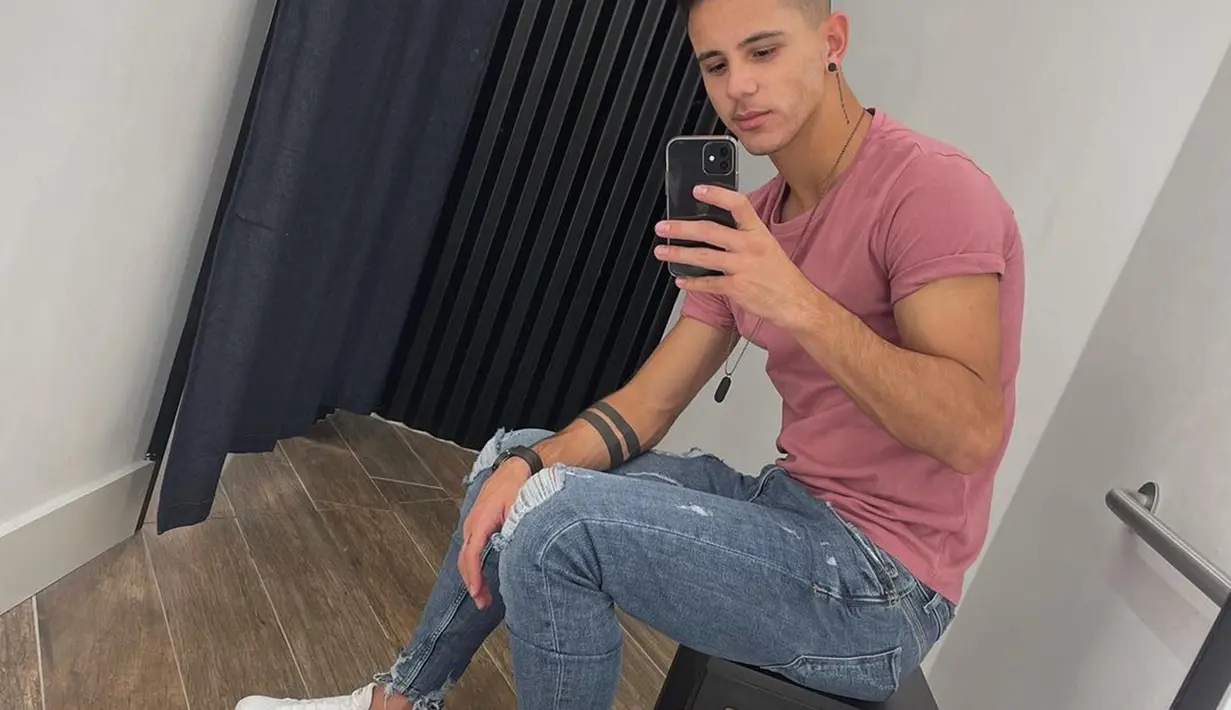 Pemain dengan nomor punggung 99 ini kerap mengunggah foto selfie mirror di beberapa momen. Gaya santainya saat berselfie di kaca ini mendapatkan atensi dari suporter. Suporter Persebaya menyebut Bruno terlihat keren saat di luar lapangan. (Liputan6.com/IG/@brunomoreira99)