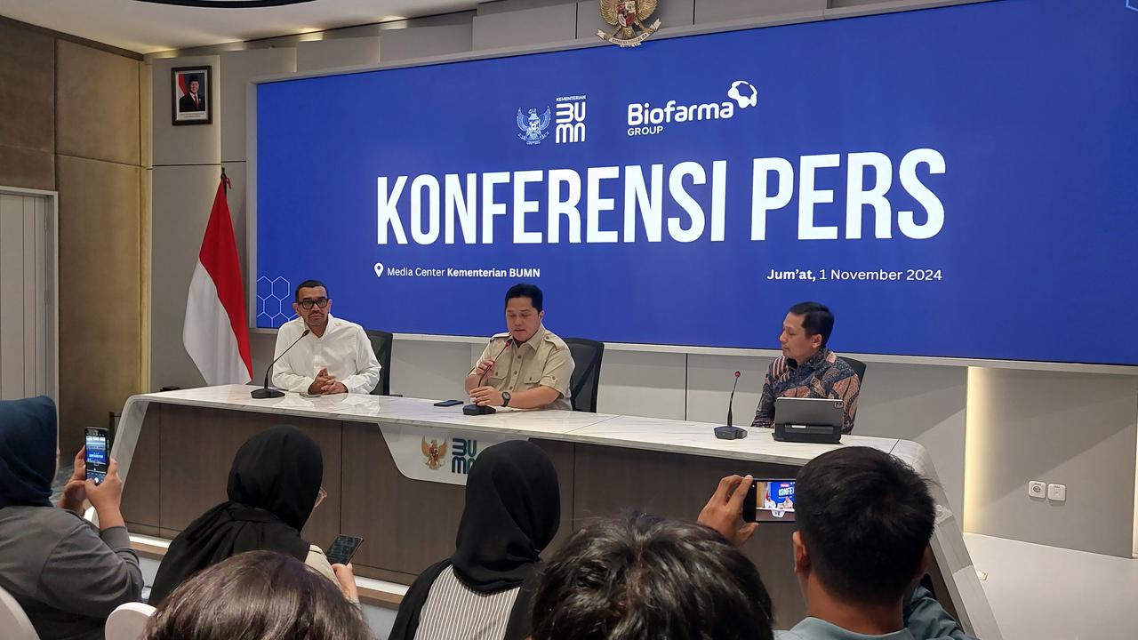Menteri BUMN Erick Thohir dalam Konferensi Pers mengenai Indo Farma di Kantor Kementerian BUMN, Jakarta, Jumat (1/11/2024).