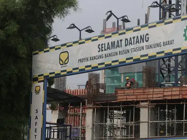 Pekerja menyelesaikan proyek pembangunan rumah susun terintegrasi dengan sarana transportasi atau Transit Oriented Development (TOD) di Tanjung Barat, Jakarta, Sabtu (11/5/2019). Pembangunan rusun TOD Stasiun Tanjung Barat itu ditargetkan rampung pada 2021 mendatang. (Liputan6.com/Angga Yuniar)