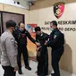 Pria yang viral mengamuk dan mengancam warga menggunakan senjata tajam ditangkap Tim Jaguar Polres Metro Depok. (Istimewa)