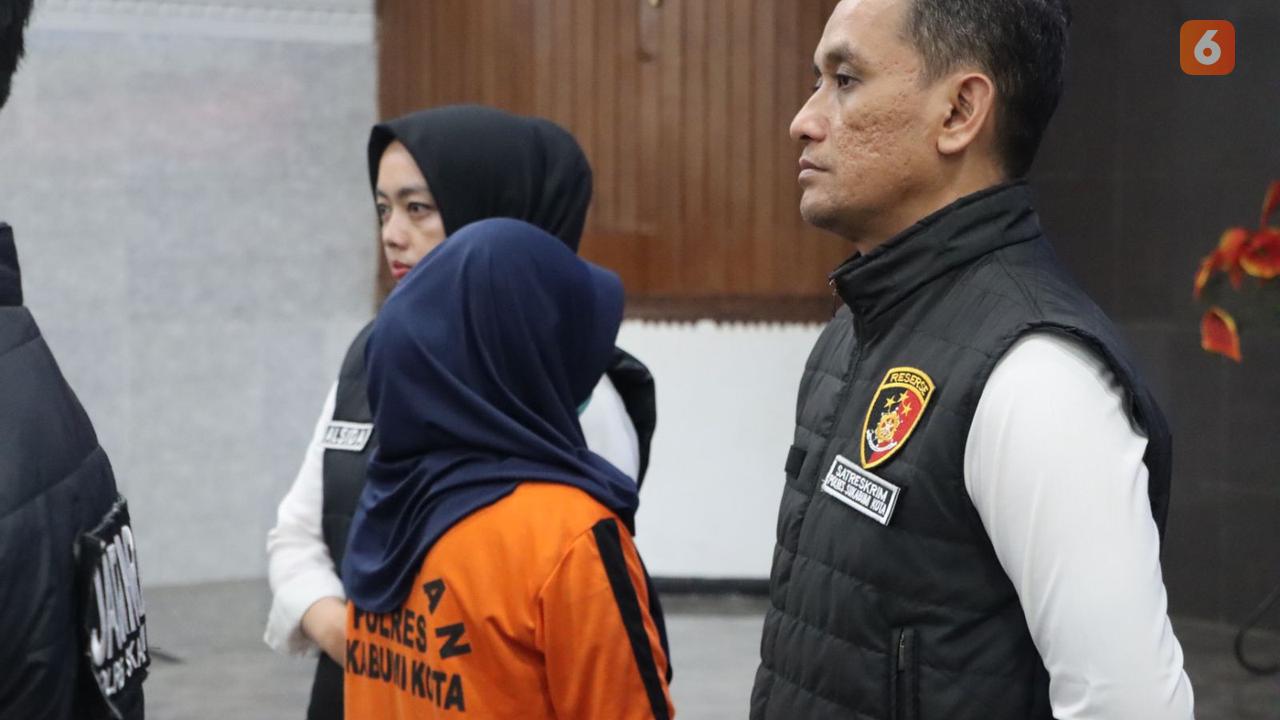 ART gondol perhiasan dan uang dollar di rumah majikan di Kota Sukabumi diamankan Satreskrim Polres Sukabumi Kota (Liputan6.com/Fira Syahrin).