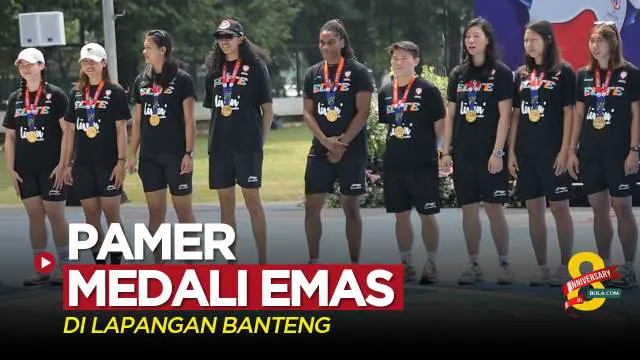 Berita video skuad timnas basket putri Indonesia memamerkan medali emas SEA Games 2023 di lapangan yang direvitalisasi oleh LOC FIBA World Cup 2023, Sabtu (20/5/2023).