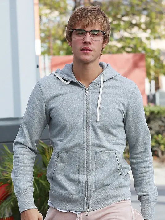 Penyanyi asal Canada ini dilaporkan dailymail.com tengah menyusuri jalan di kawasan Los Angeles dengan gaya berpakaian kasual dan tampilan rambutnya sama seperti saat dirinya masih remaja. (doc.dailymail.com)