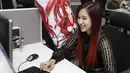 Selain senang bermain game, Mina TWICE juga gemar dengan anime. Tampaknya ia benar-benar seorang otaku. (Foto: allkpop.com)