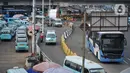 Angkutan umum menunggu penumpang di Terminal Kampung Melayu, Jakarta, Sabtu (26/9/2020). Dinas Perhubungan DKI Jakarta mencatat penurunan jumlah penumpang harian angkutan umum perkotaan hingga 22,83 persen selama 12 hari terakhir penerapan PSBB Jakarta. (Liputan6.com/Immanuel Antonius)