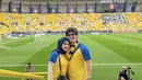 Sebelum umroh, Aurel dan Atta pun menyempatkan diri untuk melihat pertandingan Christian Ronaldo. Keduanya kompak mengenaka jersey Al-Nassr berwarna kuning dan biru.  (@aurelie.hermansyah)