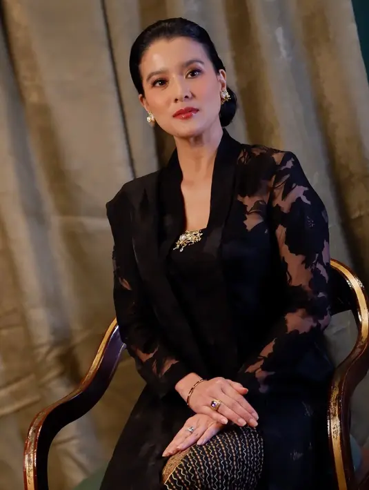 Potongan kebaya tersebut menyiratkan kekuatan dan kelembutan, mencerminkan sosok perempuan tangguh masa kini yang tetap menjunjung tinggi nilai-nilai warisan leluhur. [@marcella.zalianty].