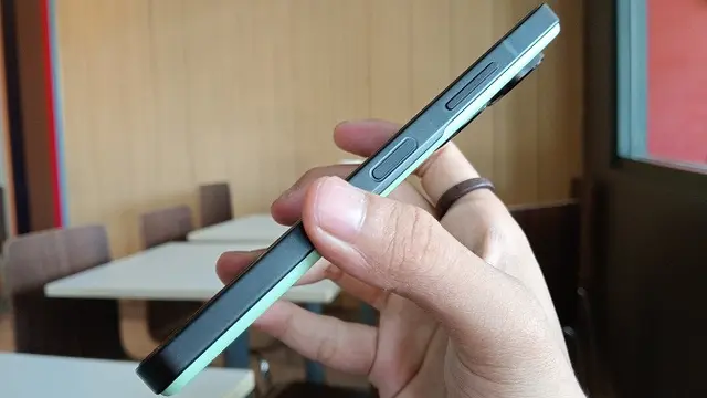 Tombol Power dan Volume Asus Zenfone 10