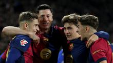 Pemain Barcelona merayakan gol yang dicetak Robert Lewandowski ketika menghadapi Osasuna dalam laga tunda jornada 27 La Liga Spanyol di Estadio Olimpic Lluis Companys, Jumat (28/3/2025) dini hari WIB. (LLUIS GENE / AFP)