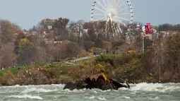 Kapal yang karam di atas Air Terjun Niagara selama lebih dari seabad setelah bergeser di sungai St Lawrence, di Ontario, Kanada, Senin (4/11/2019). Ini adalah pertama kalinya kapal itu berpindah dengan jarak yang cukup jauh selama lebih dari satu abad. (Tara Walton/The Canadian Press via AP)