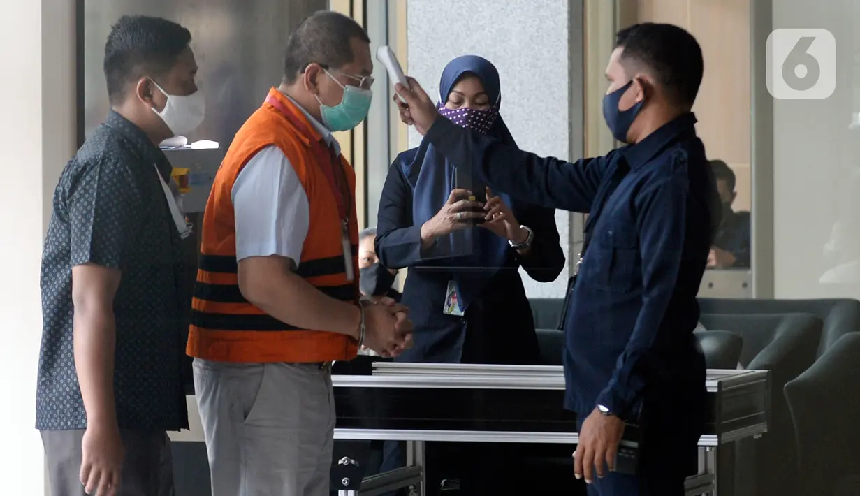 Mantan Direktur Niaga PT Dirgantara Indonesia, Irzal Rinaldi Zailani diperiksa suhu tubuh di Gedung KPK, Jakarta, Kamis (2/7/2020). Irzal diperiksa sebagai saksi terkait dugaan korupsi kegiatan penjualan dan pemasaran pesawat pada PT. Dirgantara Indonesia tahun 2007-2017. (merdeka.com/Dwi Narwoko)