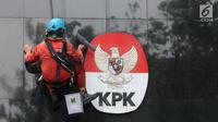 Pekerja membersihkan debu yang menempel pada tembok dan logo KPK di Gedung KPK, Jakarta, Rabu (21/11). Pemprov Papua merupakan daerah yang memiliki risiko korupsi tertinggi dengan. (Merdeka.com/Dwi Narwoko)