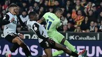 Pertandingan antara Valencia versus Barcelona di perempat final Copa del Rey. (JOSE JORDAN / AFP)