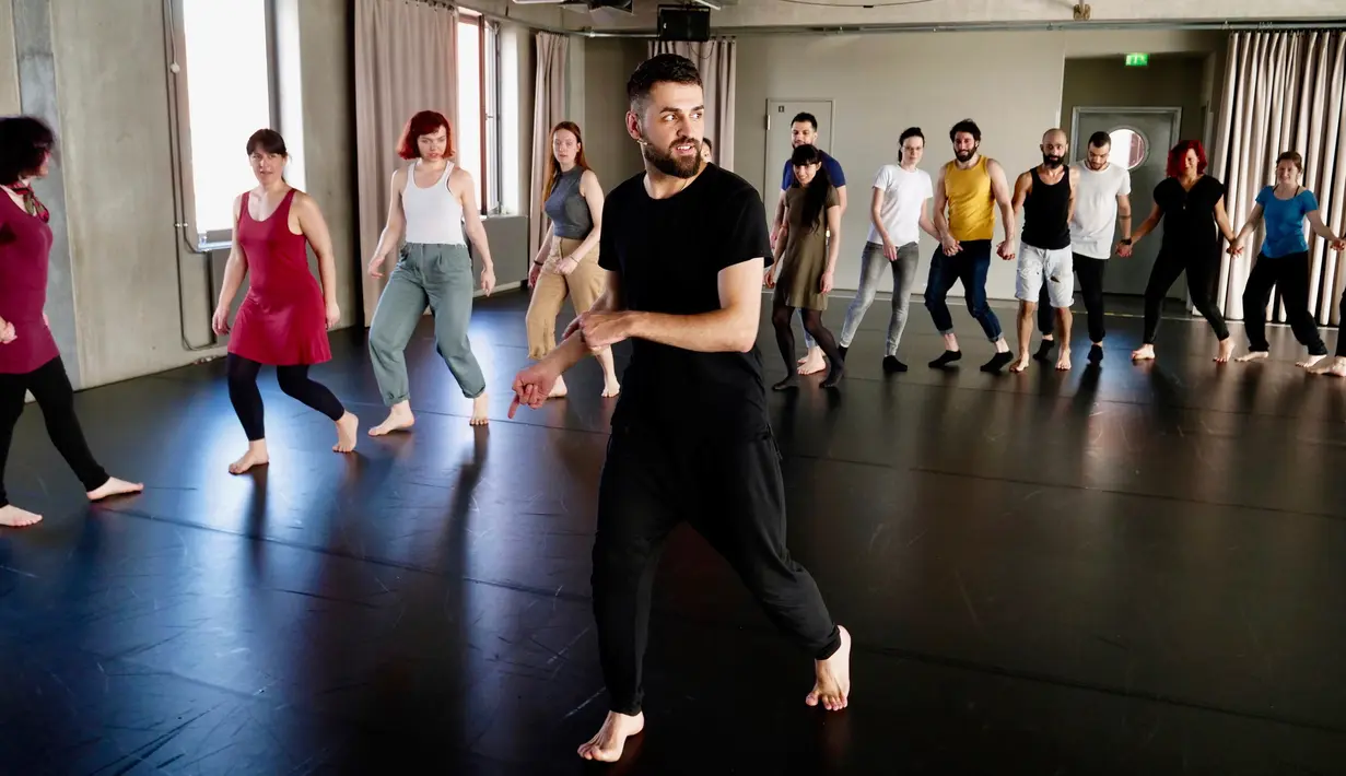 Imigran Suriah, Medhat Aldaabal mengajarkan tarian tradisional Arab Dabke di sebuah lokakarya di Berlin, Jerman, Minggu (15/4). (AP Photo/Jona Kallgren)