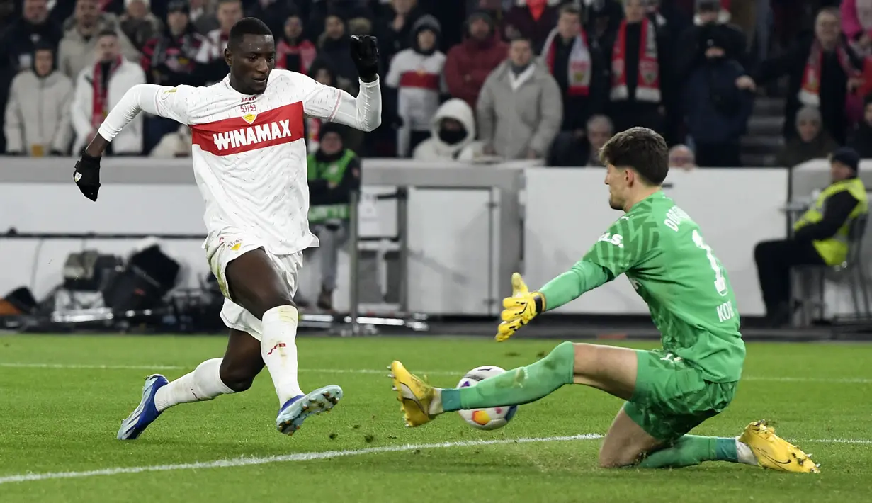 Sehrou Guirassy adalah salah satu kunci sukses VfB Stuttgart menempati posisi tiga besar Bundesliga pada musim ini hingga pekan ke-13. Guirassy menjadi pemain paling subur dalam mencetak gol di timnya saat ini. Pemain berkebangsaan Guinea tersebut sejauh ini telah mencetak 16 gol dalam 11 penampilannya di klub yang bermarkas di MHPArena, Stuttgart. (AFP/Thomas Kienzle)