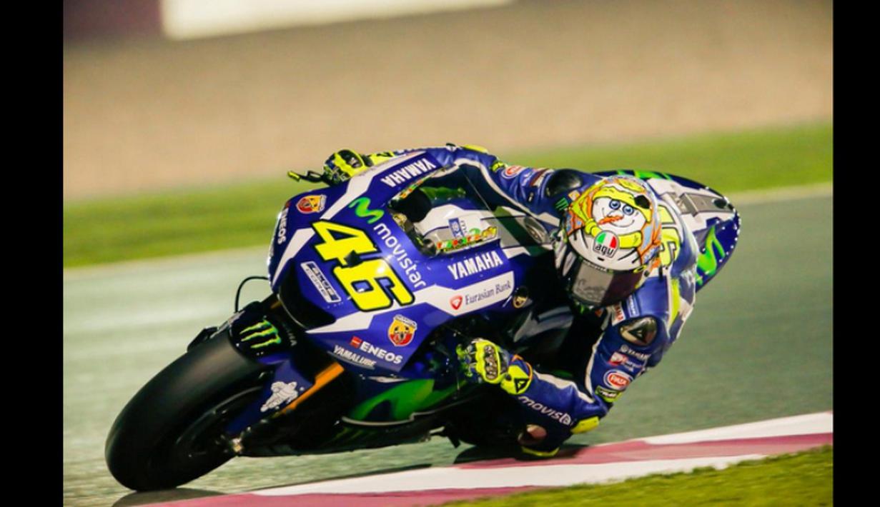 Valentino Rossi terpaut sekitar 0,442 detik dari Jorge Lorenzo yang mencatatkan waktu tercepat 1 menit 55,452 detik pada sesi tes pramusim MotoGP hari pertama di Sirkuit Losail, Qatar, Rabu (2/3/2016) waktu setempat. (Bola.com/Twitter)