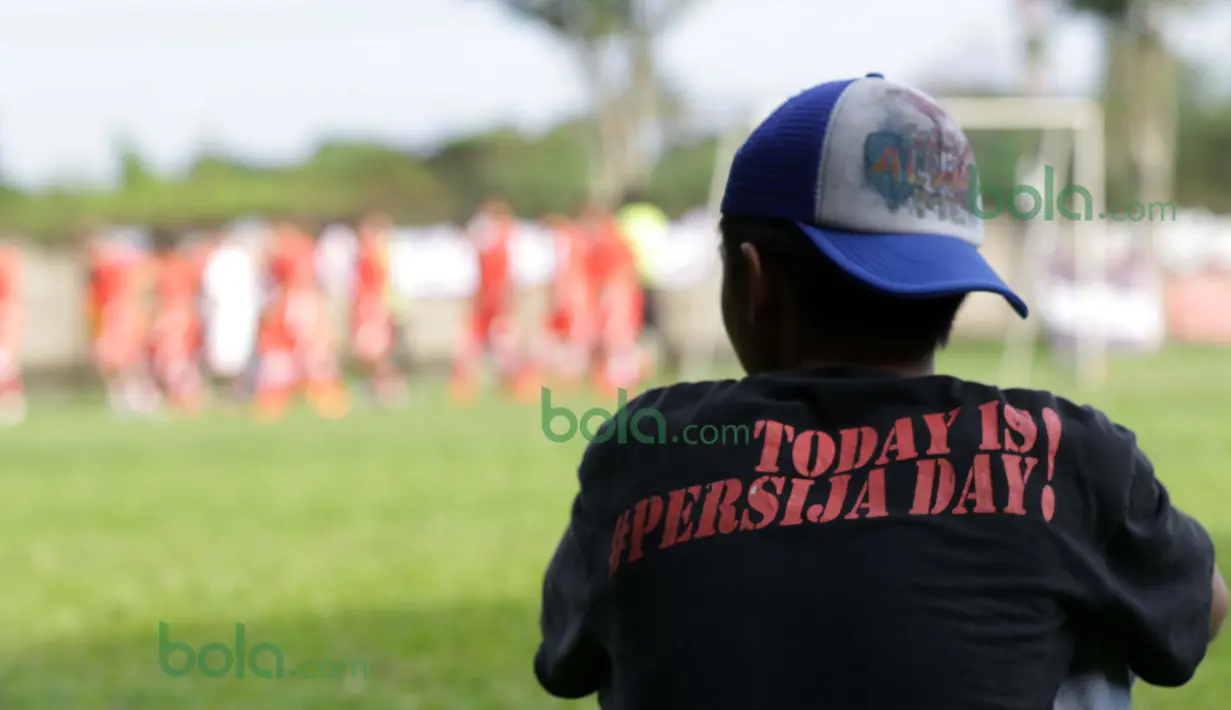 Suporter The Jack hadir memberi dukungan saat Tim Persija Jakarta berlatih di Lapangan Youth Training Center, Sawanngan, Depok, Rabu (17/2/2016). (Bola.com/Nicklas Hanoatubun)