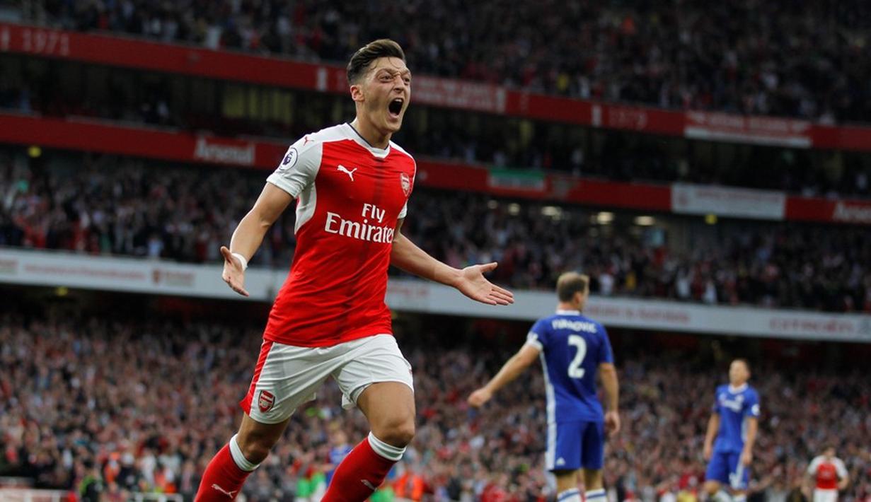4. Mesut Ozil. Raja assist musim lalu, Mesut Ozil, menjadi salah satu dari dua jersey Arsenal yang masuk dalam daftar 10 besar jersey terlaris Premier League. (AFP/Ian Kington)