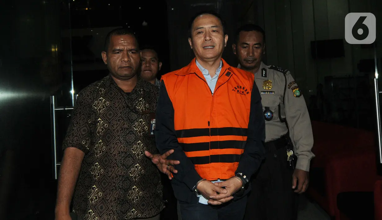 Mantan Presiden Direktur PT Lippo Cikarang, Bartholomeus Toto memakai rompi tahanan usai menjalani pemeriksaan di Gedung KPK, Jakarta, Rabu (20/11/2019). Bartholomeus Toto ditahan terkait suap pengurusan perizinan proyek pembangunan Meikarta di Bekasi, Jawa Barat. (merdeka.com/Dwi Narwoko)