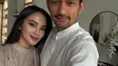 Ibnu Jamil dan Ririn Ekawati terlihat serasi dengan busana muslim brukat warna netral [@ibnujamilo]