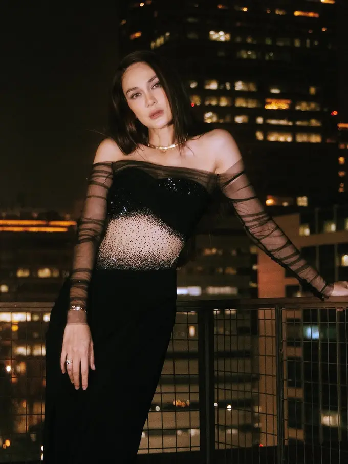 Gaya Luna Maya Bak Queen of the Moon di Gala Premiere Jalan Pulang, Bersinar Dibalut Gaun Bling-bling